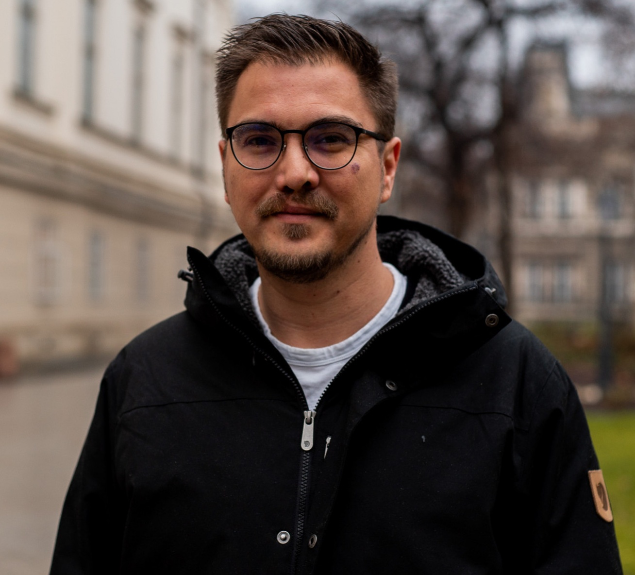 A kép Bátorfy Attila adatvizualizációs szakembert ábrázolja