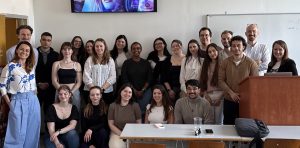 A kép a Worldcom Young Professinals Meeting 2025 résztvevőiről készült csoportkép. Az employer branding eseményről készült fotót a PPKE BTK épületében készítették.