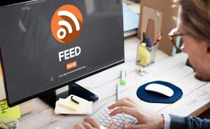 Egy Substack alkotó ül a gép előtt és szöveget ír