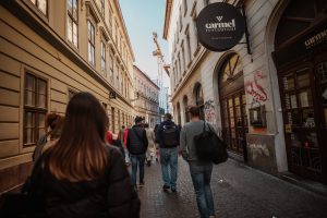 Az Artisjus Magyar Dalszerzés Éve sajtósétájának résztvevői Budapest belvárosában