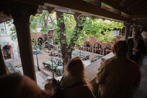 Az Artisjus Magyar Dalszerzés Éve sajtósétájának résztvevői Budapest belvárosában